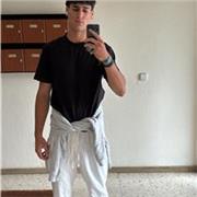 tengo bachillerato, he practicado muchos deportes y mi madre es profesora de inglés, podria dar clases a niños de la eso y primari